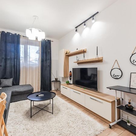 Noir Apartment By Kondo Stays Тирана Екстер'єр фото