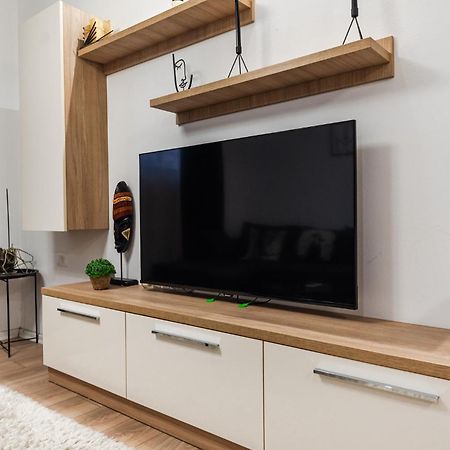 Noir Apartment By Kondo Stays Тирана Екстер'єр фото