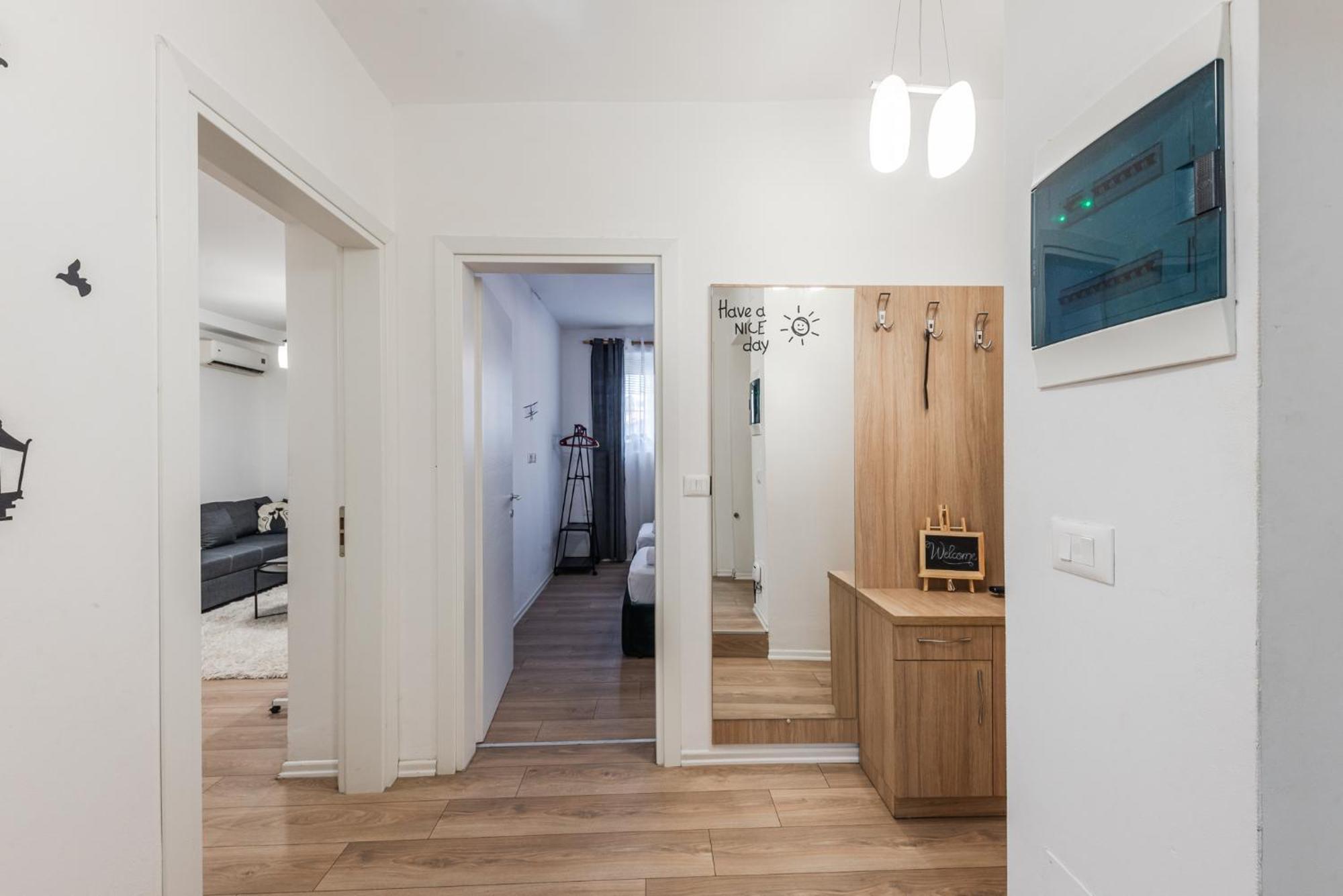Noir Apartment By Kondo Stays Тирана Екстер'єр фото