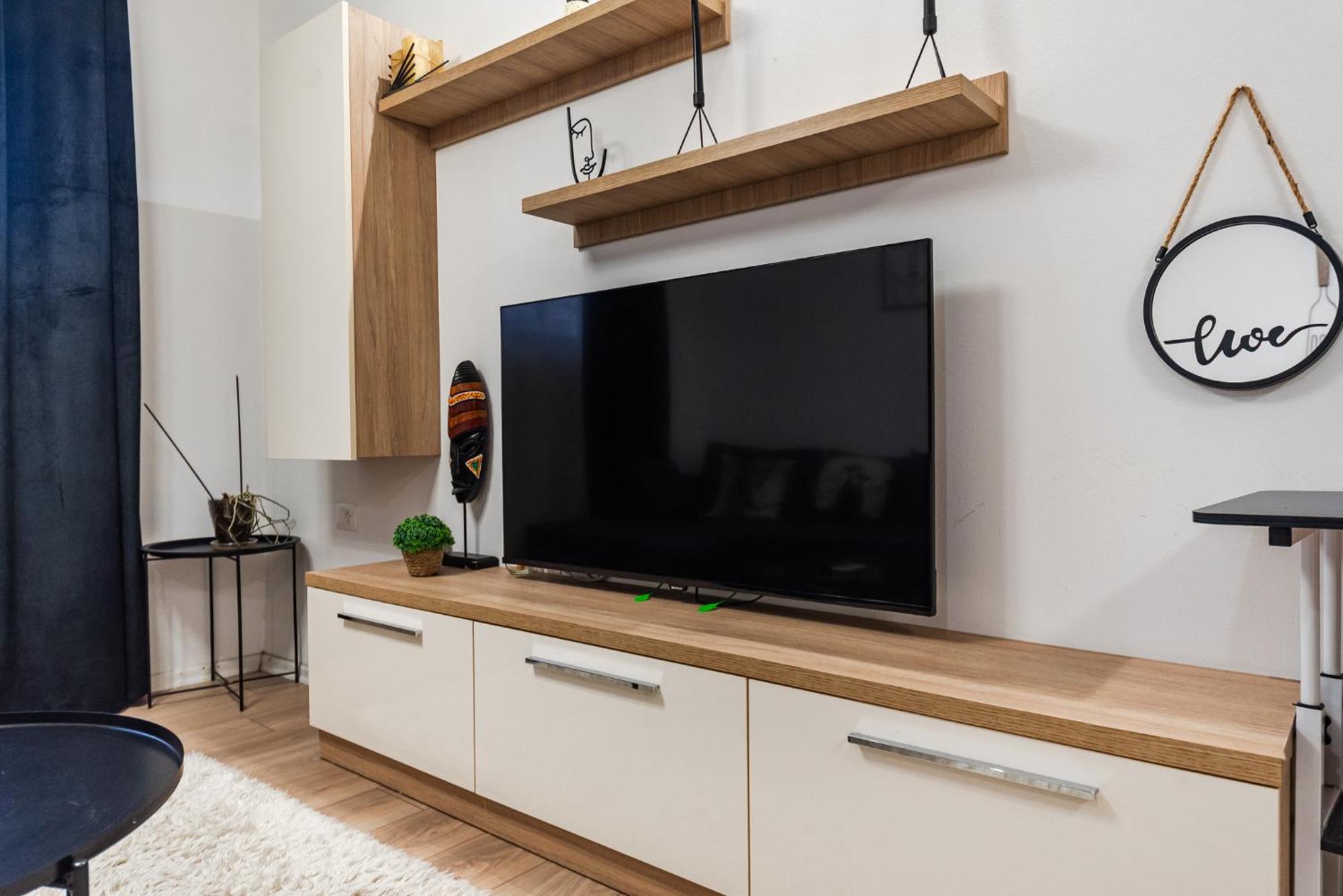 Noir Apartment By Kondo Stays Тирана Екстер'єр фото